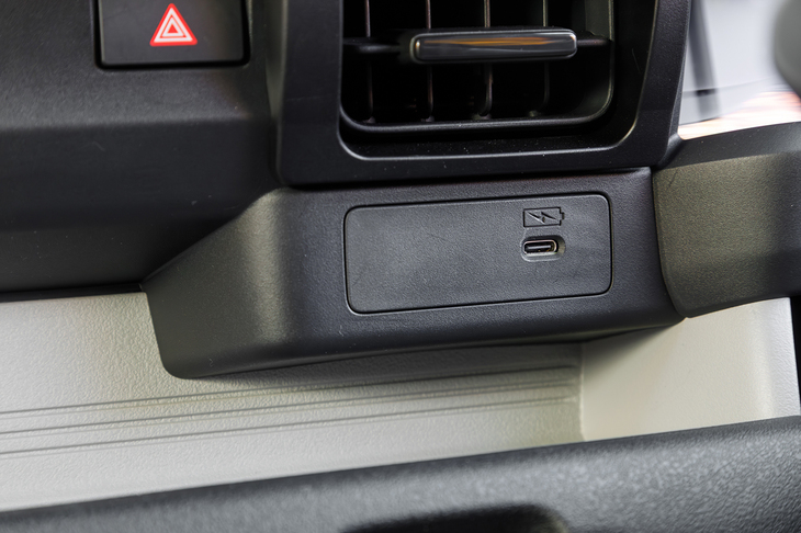 ダッシュボード中央部にはスマートフォン充電用のUSBタイプCポートが備わっている。ラジオはないが、Bluetoothでスマートフォンを接続して音楽などを楽しめる。
