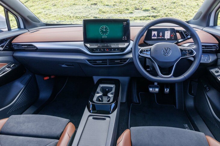 シンプルさが際立つインストゥルメントパネルにはメカニカルなスイッチはまったく備わらない。運転に関わること以外の設定はほぼセンタースクリーン内で完結する。