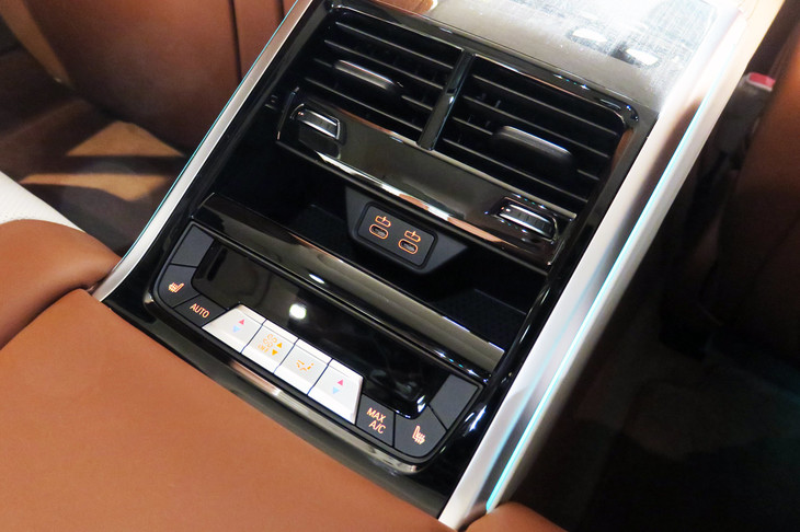 BMWアルピナB8グランクーペ（リアセンターコンソール）