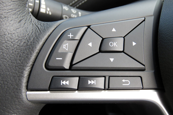 日産セレナ ハイウェイスターG（ステアリングスイッチ）