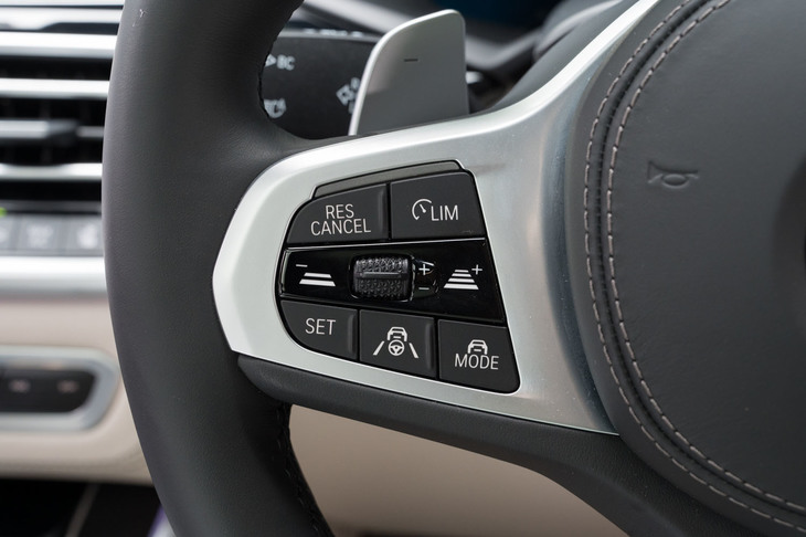 予防安全・運転支援システムはBMWのなかでも最新のもので、ACCや自動緊急ブレーキなどに加え、狭路での後退時に重宝するリバースアシストや、渋滞時のハンズオフ走行機能なども備わる。