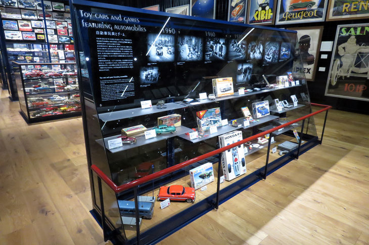 自動車に関連する玩具の展示スペース。