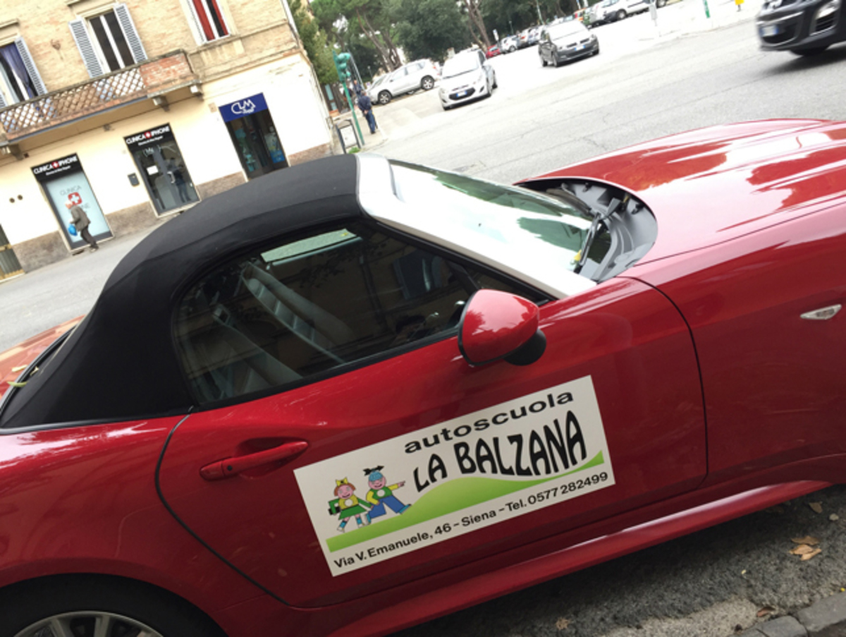 第475回 宣伝効果バツグン フィアット124スパイダー の教習車が登場 マッキナ あらモーダ Webcg