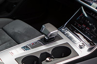 センターコンソールに備わるシフトセレクター。トランスミッションには「55 TFSI」などと同じく、7段のデュアルクラッチ式ATが搭載される。