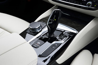 8段ATのシフトセレクターやインフォテインメントシステムのコントローラーが備わるセンターコンソール。走行モードの切り替えスイッチも、ここに配されている。