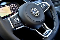 「Rライン」に装着される専用のレザーマルチファンクションステアリング。