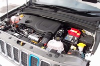 「リミテッド」と「トレイルホーク」ではエンジンの最高出力に違いがある。システム全体の最高出力は前者が191PS、後者が239PSとなっている。