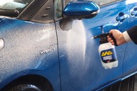 「パーフェクトフォーム」での洗車風景。洗浄泡はだ円形に塗付され、ノズルの調整により縦横の切り替えが可能。