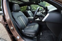 シート表皮はグレードによって異なり、「エクスクルーシブモード」から上のグレードでは、いずれも上質なナッパレザーが用いられる。