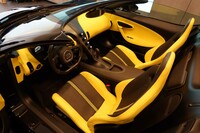 イエローとブラックを組み合わせた内装色は、1930年代の名車「タイプ57ロードスター」から着想を得たもの。