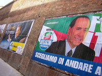 2006年、シエナ市街に貼られた大判ポスター。彼のスーツは、常に肩まわりがしっかりとしたミラノ風仕立てであった。