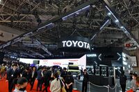 ジャパンモビリティショー2023の会場より、人でにぎわうトヨタの展示エリア。2023年も、日本の自動車業界における話題の中心には、常にトヨタがあった。