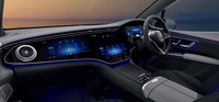 上位グレードの「EQS580 4MATIC SUVスポーツ」には、3枚の高精細パネルで構成される「MBUXハイパースクリーン」が標準で装備される。