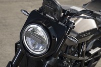 丸形のヘッドランプは外周がLEDのデイタイムランニングライトになっている。中心部の上半分はメインビームで、下半分がハイビーム。