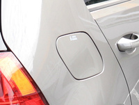 パリのオルリー空港で借りた「フォルクスワーゲン・ゴルフ」には、98オクタンのガソリン使用を示す「SP98 ESSENCE」と記されていた。