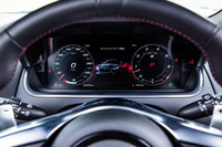 メーターには「インタラクティブドライバーディスプレイ」と呼ばれる12.3インチの液晶パネルが用いられている。写真は「ダイナミック」モード選択時の様子。