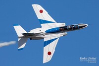 ブルーインパルスの機体のデザインは、基本的に直線によって速度感の表現を試みたものとなっている。（写真：航空自衛隊）