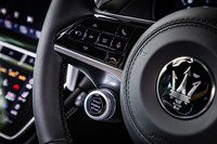 左のステアリングスポーク下部にエンジンのスタート／ストップスイッチを配置。今回の試乗車両では、4万円の有償オプションとなるヒーテッドレザーステアリングホイールが選択されていた。