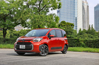 デザインのすべてが機能に由来するという新型「シエンタ」。たとえば車体下部の黒いモールは、いずれも傷がつきやすい箇所に設置されており、損傷したら簡単に交換できる。