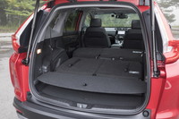 2列目と3列目のシートバックをすべて倒したところ。ミニバンに見られるような“カラクリ”こそないが、広大なカーゴスペースとして使える。