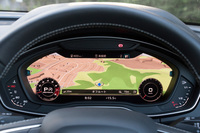 「Audiバーチャルコックピット」（オプション）はナビゲーションや電話帳、ラジオやオーディオといった機能までを統合した多目的デジタルディスプレイ。