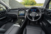 「AMGラインパッケージ」非装着の場合のインテリアはブラックのみの設定（トリムは「シルバーグレーダイヤモンド」）。高級SUVとしてはダッシュボード上部がシボ加工というところが気になるが、もちろんハードプラスチックではなくソフトパッドが使われる。