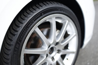 全サイズでサイドウォールに「フルリングプレミアムタッチ」を採用し、深みのある上質な黒さを実現。「クロスクライメート3スポーツ」は、タイヤをより黒く美しく見せることにもこだわっている。