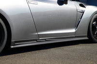 中期型「GT-R」向けの「クラブマンレーススペック」は現在進行形で開発が進められており、試乗車に装着されるパーツの多くも、開発中、適合確認中のものだった。