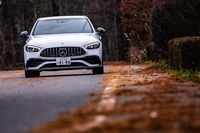 郊外のワインディンロードを行く「AMG C43 4MATIC」。4000rpm手前あたりからターボエンジンらしい伸びのある加速が楽しめた。今回の試乗車は10万5000円の有償外板色「オパリスホワイト」をまとっていた。