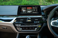 最新のスマートフォンもかくや、という高精細な表示が可能なセンタースクリーンは、タッチ操作に加えてジェスチャー操作にも対応する。