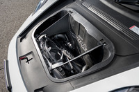 フロントのラゲッジスペース（だったところ）に大型ラジエーターが積まれる。写真では外しているが、本来はカバーが付く。