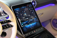 センターコンソールには、11.9インチという大きな縦型のディスプレイがレイアウトされる。