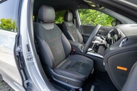 「B180」のシートはオプションの「AMGラインパッケージ」に含まれるレザーとスエード調素材のスポーツシート。座面も背もたれもたっぷりとしている。