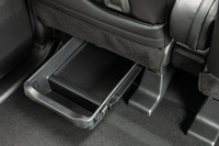 助手席シートアンダートレイは、前側にはもちろん後ろ側にも引き出して使えるスグレモノ。車検証入れをきれいにしまえるよう仕切られた内部の形状は、「デリカミニ」でも受け継がれるようだ。（車検証は2023年1月からICカード化される）