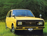 1970年7月に発売された「フェローMAX SS」。砲弾型ミラー、ホイールに専用ホイールキャップ、エアアウトレットカバー、サイドストライプといったおなじみのアイテムで外装をドレスアップし、室内にはタコメーターや3本スポークのステアリングホイールなどを備える。