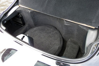 「バイパー」のラゲッジルーム。本エッセイの第6回で「使いづらい」と言っていた理由が、お分かりいただけただろうか？（本日2回目）