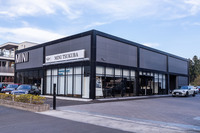 吉田由美さんが訪れたMINIつくばのショールーム。ブラックを基調とするMINIのCI（コーポレートアイデンティティー）に準拠したデザインが目を引く。2021年4月に移転オープンした。