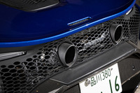 排圧の低減と軽量化を両立させたという「ツインハイマウントエキゾーストシステム」を採用。左右のテールパイプフィニッシャーの間に「McLaren ARTURA」のエンブレムが配置される。