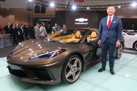 若松 格社長と新型「シボレー・コルベット」。