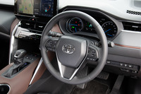 ステアリング機構には、トヨタが「レクサスLC」から導入を進めているラックパラレル式EPSを採用。ラック同軸式EPSの進化型で、自然な操舵感や高効率なパッケージングを実現している。