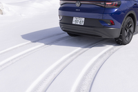 降ったばかりの真っ白な雪の上で。トレッドが雪をしっかりと踏み固めていることが確認できる。