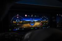 メーター表示はさまざまにアレンジ可能だが、やはり「Gクラス」にはピッチ＆ロール計やコンパスなどを組み合わせた「オフロードスクリーン」がしっくりくる。