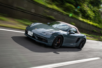 MT仕様の動力性能は,0-100km/h加速が4.6秒、最高速が290km/hとアナウンスされている。