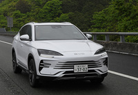 「シーライオン6 AWD」の走行シーン。408PSのシステム出力を誇り、高速走行時の加速にも余裕がある。