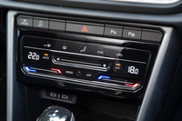 エアコンのコントローラーも写真のとおり総タッチパネル化。一方で、ドライブモードセレクターや予防安全・運転支援システムの操作系には、押しボタンが残された。