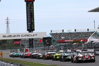 赤旗中断により整列した各チームのマシン。レースはこのまま終了した。