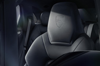 リアヘッドレストには「ポルシェクレスト」と呼ばれるエンブレムがあしらわれている。