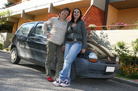 初代「トゥインゴ」と知人のアンナマリア（写真左）と長女のリーザ（写真右）。2007年撮影。