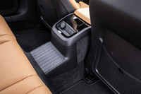 ボディー中央に駆動用のリチウムイオンバッテリーが搭載されているため、後席足元の中央部分は大きく盛り上がっている。同バッテリーは容量増加に伴い単体重量が約19kg増加し、133kgとなった。