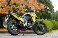 2023年8月に発表・発売された「スズキVストローム250SX」。車検が不要な軽二輪の区分に属する、250ccクラスのアドベンチャーモデルだ。